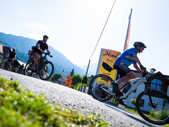 Radfahrer im Sommer vorm Hotel Garni Zerza. Radfahrer im Sommer vorm Hotel Garni Zerza.