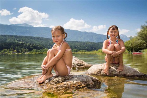 Bathing fun for children around the Zerza bed and breakfast