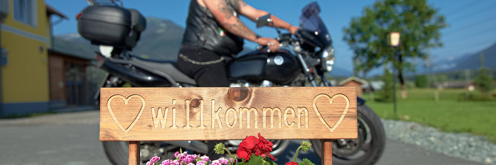 Motorradfahrer im Hotel Garni Zerza.