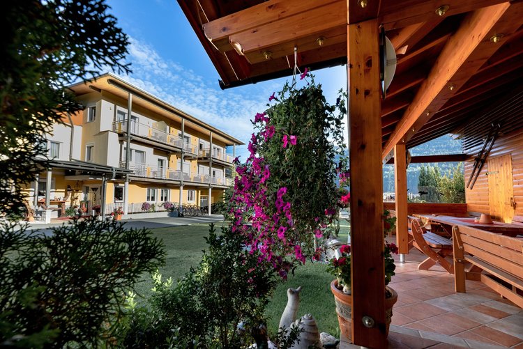 Blumen vorm Hotel Garni Zerza in Kärnten