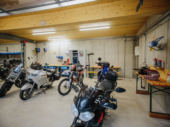 Motorradgarage im Hotel Garni Zerza