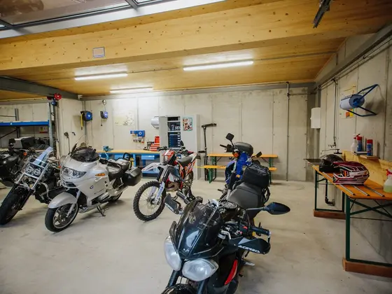 Motorradgarage im Hotel Garni Zerza