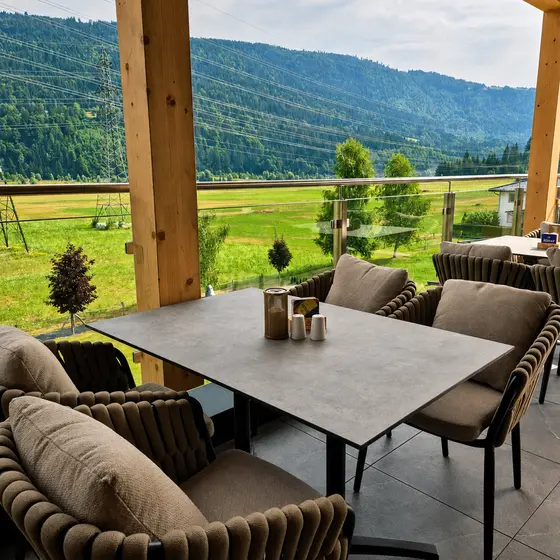 Tische auf der Terrasse im Restaurant Vista. Tische auf der Terrasse im Restaurant Vista.
