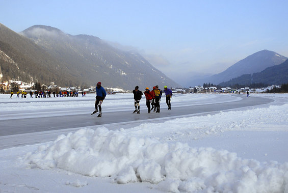 Eislaufen am Weissensee unweit des Hotel Garni Zerza in Kärnten