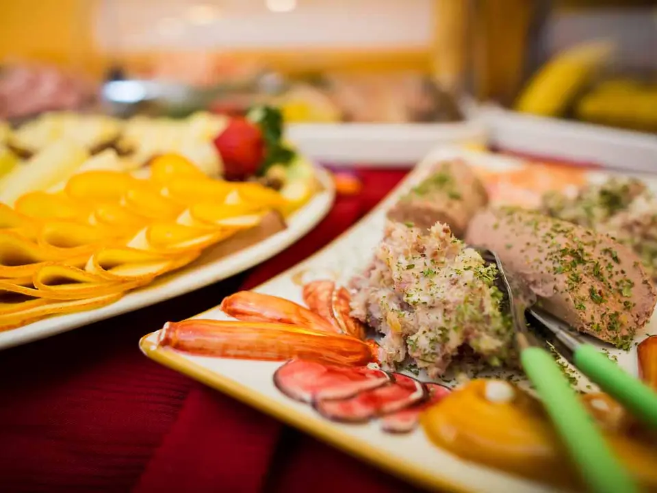 Köstliches Frühstücksbuffet im 3* Hotel Garni Zerza