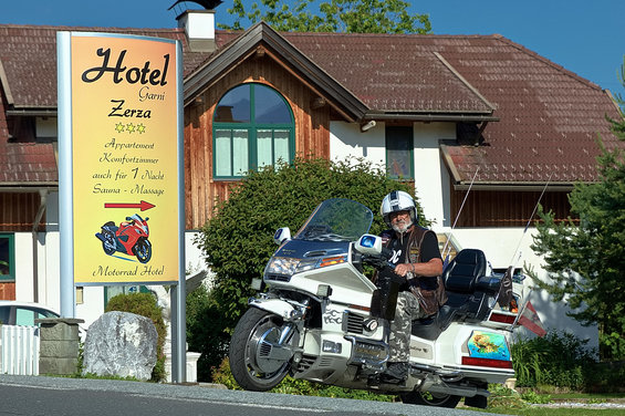 Motorradfahrer im Hotel Garni Zerza am Nassfeld