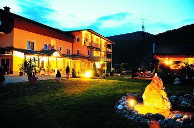 Hotel Garni Zerza am Nassfeld bei Nacht