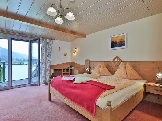 Bett im Doppelzimmer Standard vom Hotel Garni Zerza.