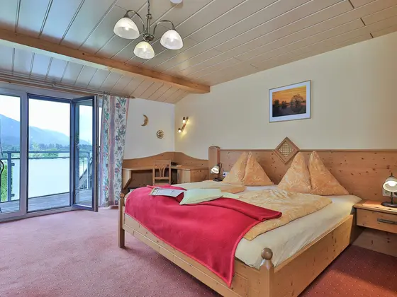 Bett im Doppelzimmer Standard vom Hotel Garni Zerza.