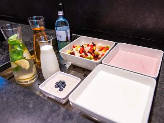 Joghurt und Säfte am Frühstücksbuffet im Restaurant Vista.