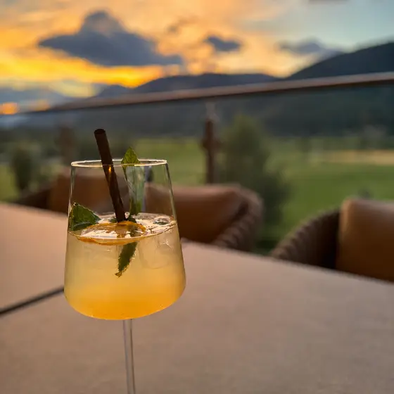 Aperitiv auf der Terrasse im Restaurant Vista. Aperitiv auf der Terrasse im Restaurant Vista.