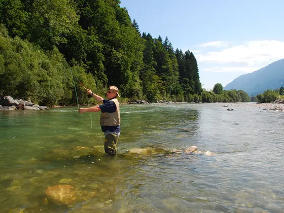 Fischer in einem See am Nassfeld.