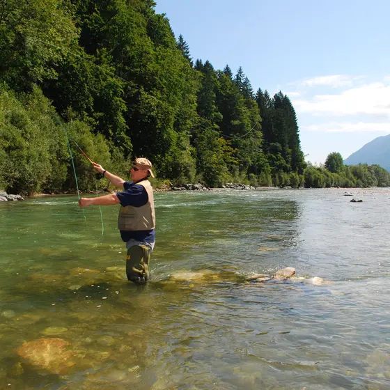 Fischer in einem See am Nassfeld. Fischer in einem See am Nassfeld.