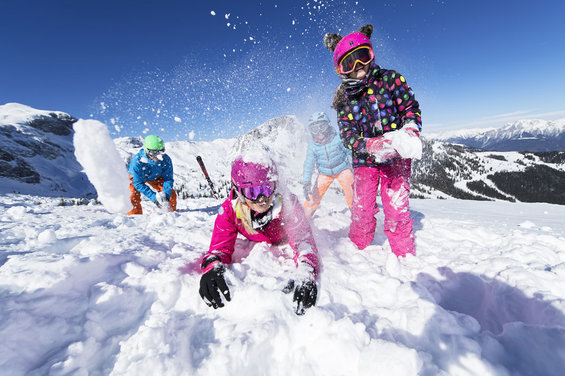 Families in winter at Nassfeld (c) nassfeld.at