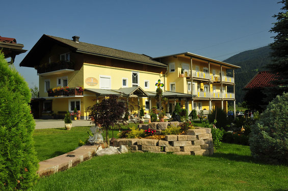 Garden of the Hotel Garni Zerza in Nassfeld