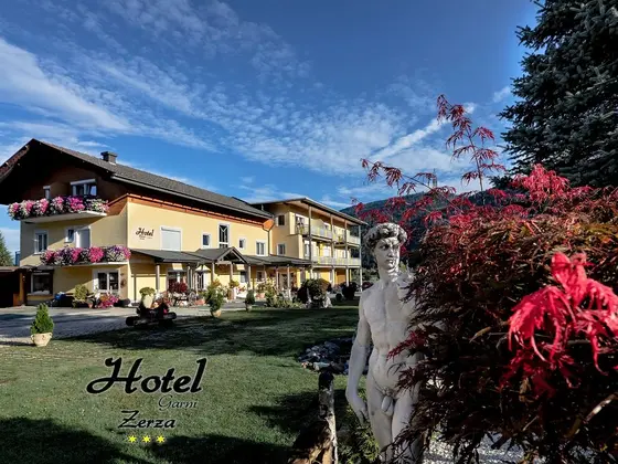 Blick auf das Hotel Garni Zera in Tröpolach Garten vom Hotel Garni Zerza.