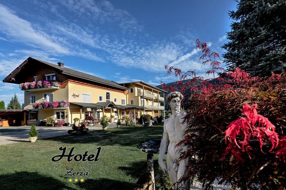 Blick auf das Hotel Garni Zera in Tröpolach