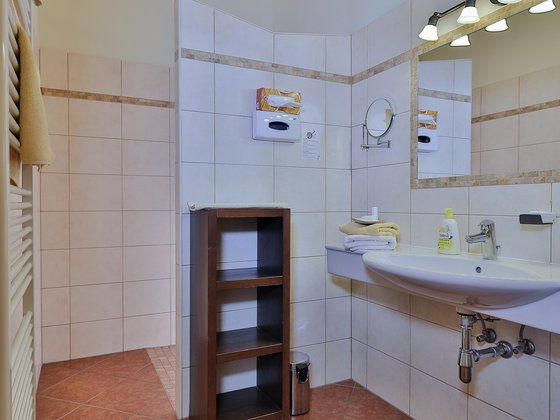 Bad im Dreibettzimmer Superior im Hotel Garni Zerza.