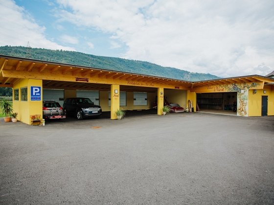 Carport im Hotel Garni Zerza