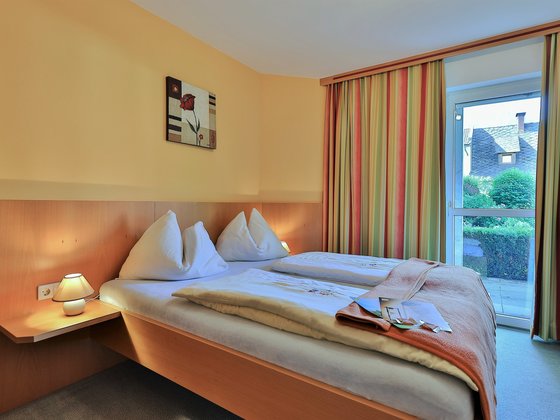 Schlafzimmer im Appartement 1 im Hotel Garni Zerza.