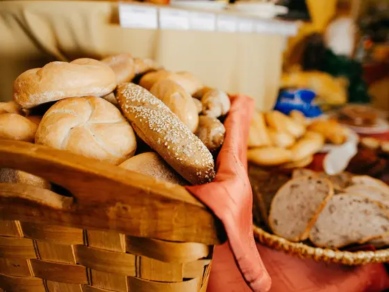 Frisches Gebäck am Frühstücksbuffet im Hotel Garni Zerza