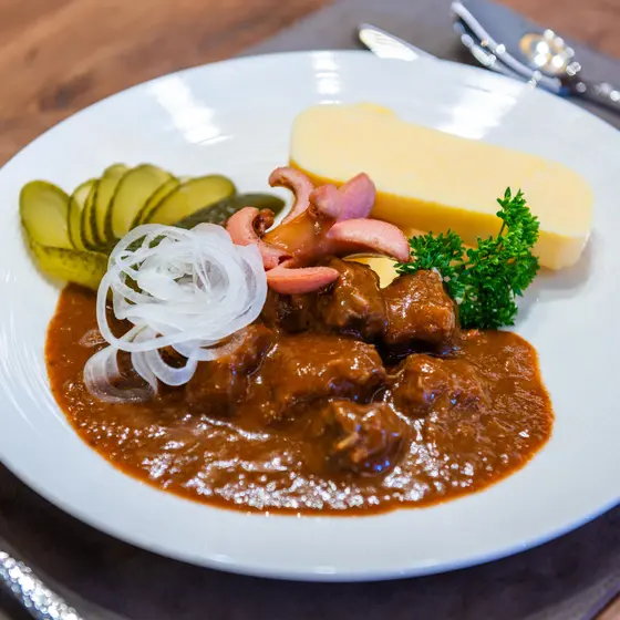 Gulasch im Restaurant Vista.