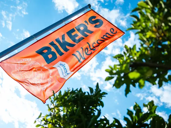 Biker-Fahne vorm Hotel Garni Zerza. Biker-Fahne vorm Hotel Garni Zerza.