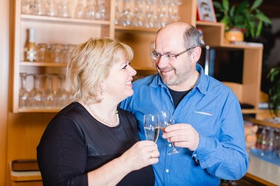 Doris & Gerhard Zerza beim Anstossen