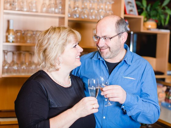 Doris & Gerhard Zerza beim Anstossen