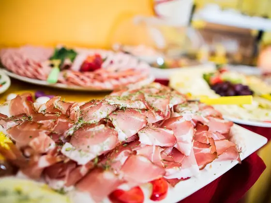 Wurstaufschnitt am Frühstücksbuffet im Hotel Garni Zerza Wurstaufschnitt am Frühstücksbuffet im Hotel Garni Zerza