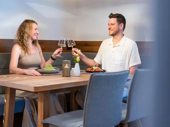 Paar mit einem Wein im Restaurant Vista.