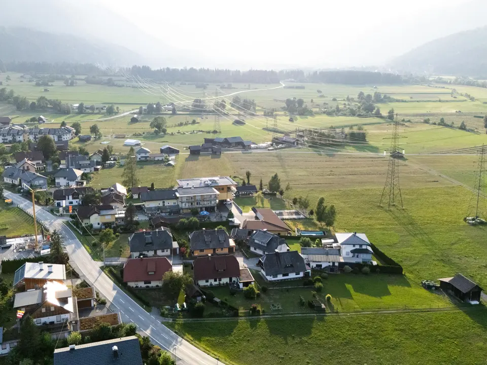 Drohnenaufnahme vom Hotel Garni Zerza in Tröpolach.