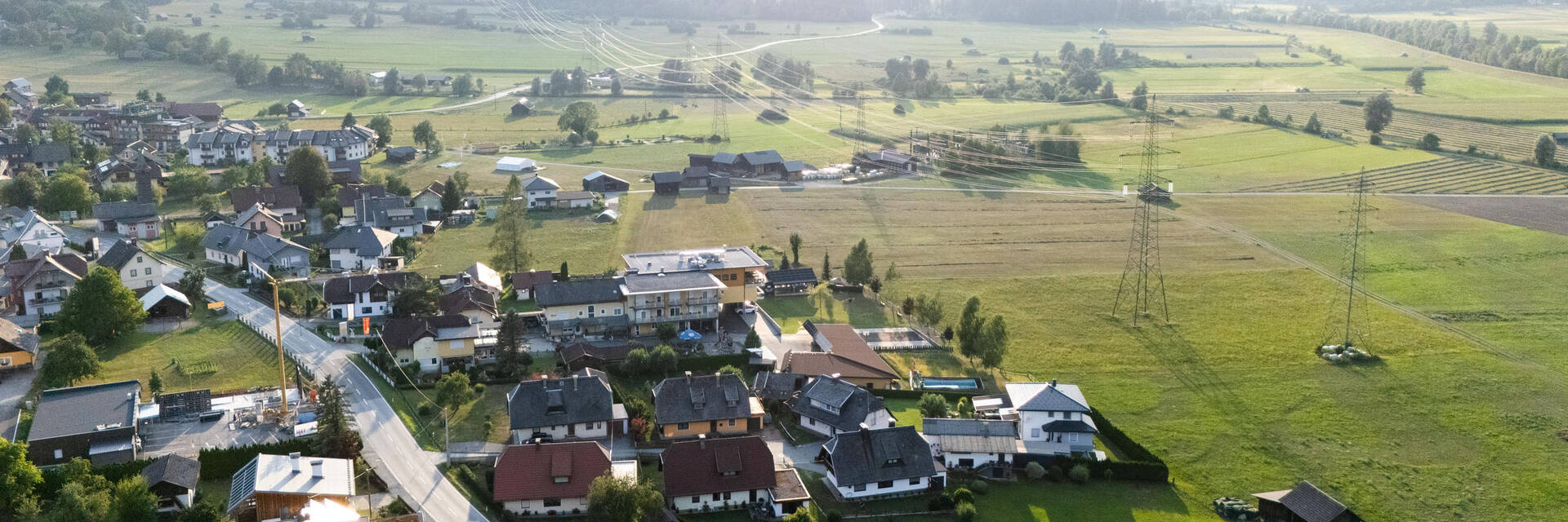 Drohnenaufnahme vom Hotel Garni Zerza in Tröpolach.