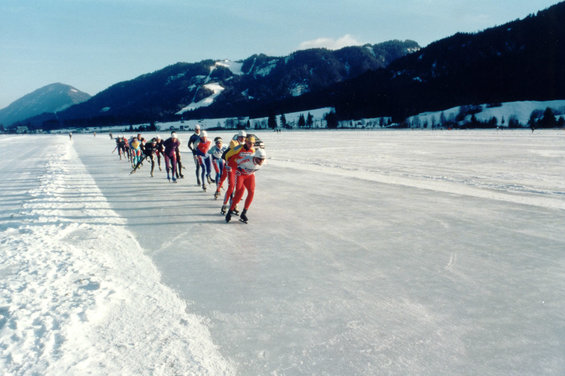 Group of ice skaters around the bed and breakfast Garni Zerza