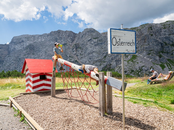Österreichschild beim Wandern in Kärnten (c) TineFoto - nassfeld.at.