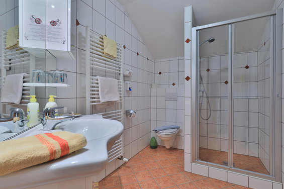 Badezimmer im Hotel Garni Zerza