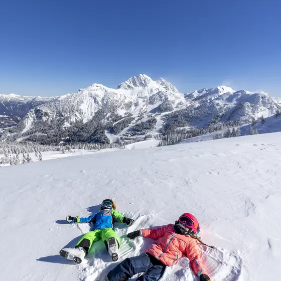 Kinder machen einen Schneeengel (c) Martin Luegger. Kinder machen einen Schneeengel (c) Martin Luegger.