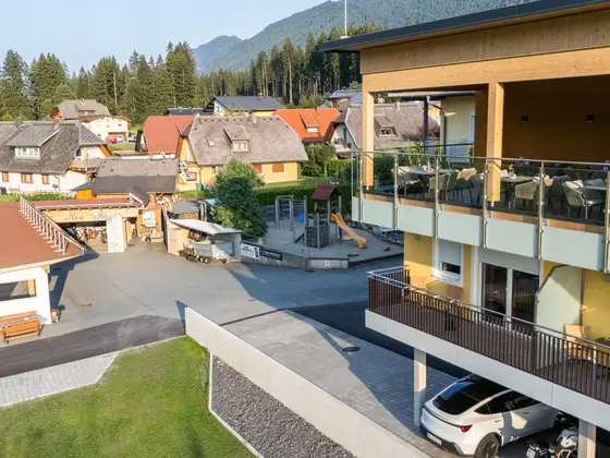 Drohnenaufnahme von der Terasse im Restaurant Vista in Tröpolach.