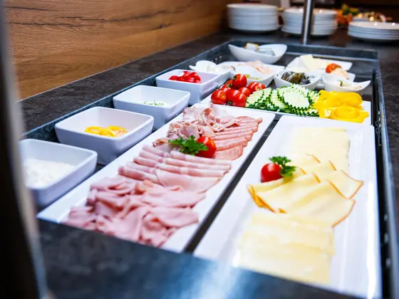 Käse- und Wurstaufschnitt am Frühstücksbuffet im Restaurant Vista. Käse- und Wurstaufschnitt am Frühstücksbuffet im Restaurant Vista.