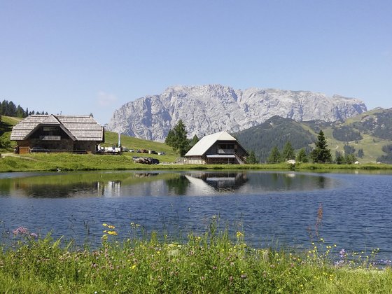 Watschinger Alm mit See (c) nassfeld.at.