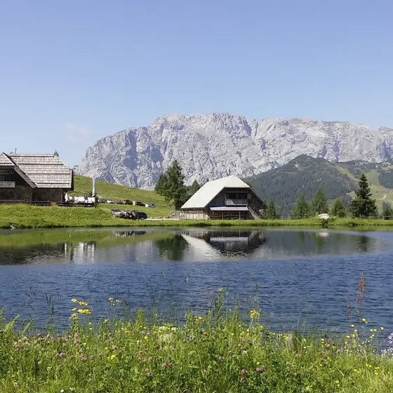 Watschinger Alm mit See (c) nassfeld.at.