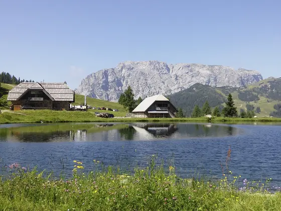 Watschinger Alm mit See (c) nassfeld.at.