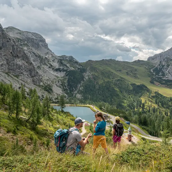 Familie beim Wandern am Aquatrail (c) TineFoto - nassfeld.at.