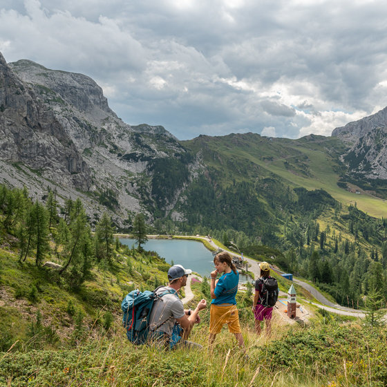 Familie beim Wandern am Aquatrail (c) TineFoto - nassfeld.at.