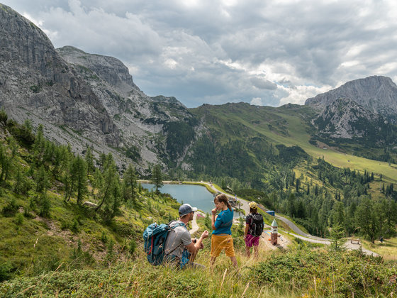 Familie beim Wandern am Aquatrail (c) TineFoto - nassfeld.at.