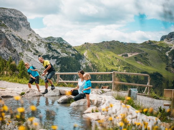 Familie macht beim Wandern eine Pause (c) Martin Hofmann - nassfeld.at.