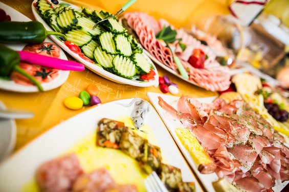 Gemüse und Wurst am Frühstücksbuffet im Hotel Garni Zerza