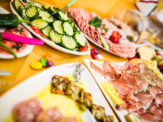 Gemüse und Wurst am Frühstücksbuffet im Hotel Garni Zerza
