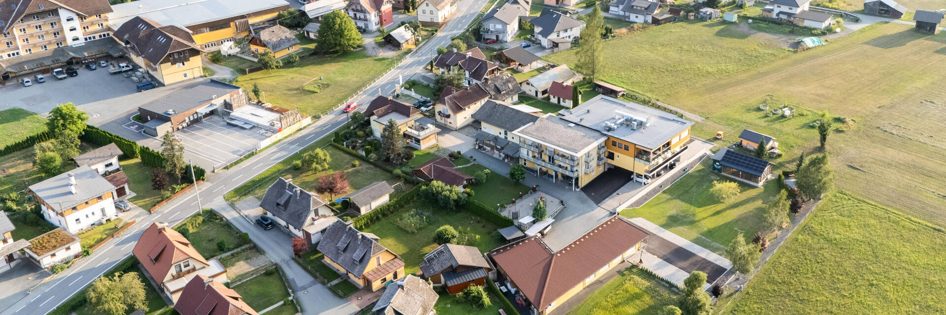 Drohnenaufnahme vom Hotel Garni Zerza in Tröpolach.