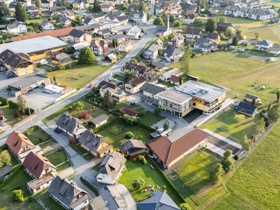 Drohnenaufnahme vom Hotel Garni Zerza in Tröpolach.